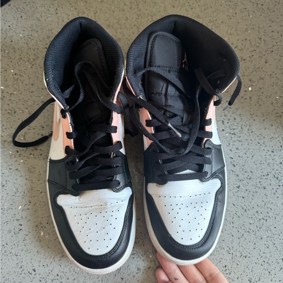 Nike Air Jordan 1 Mid - Picture 3 of 6